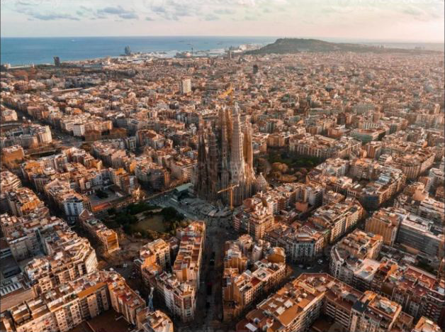Vista aérea de Barcelona y la Sagrada Família