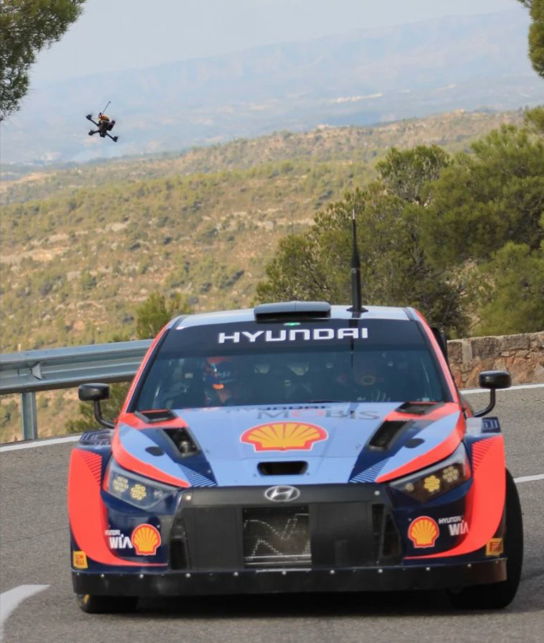 Dron siguiendo a un coche de rally